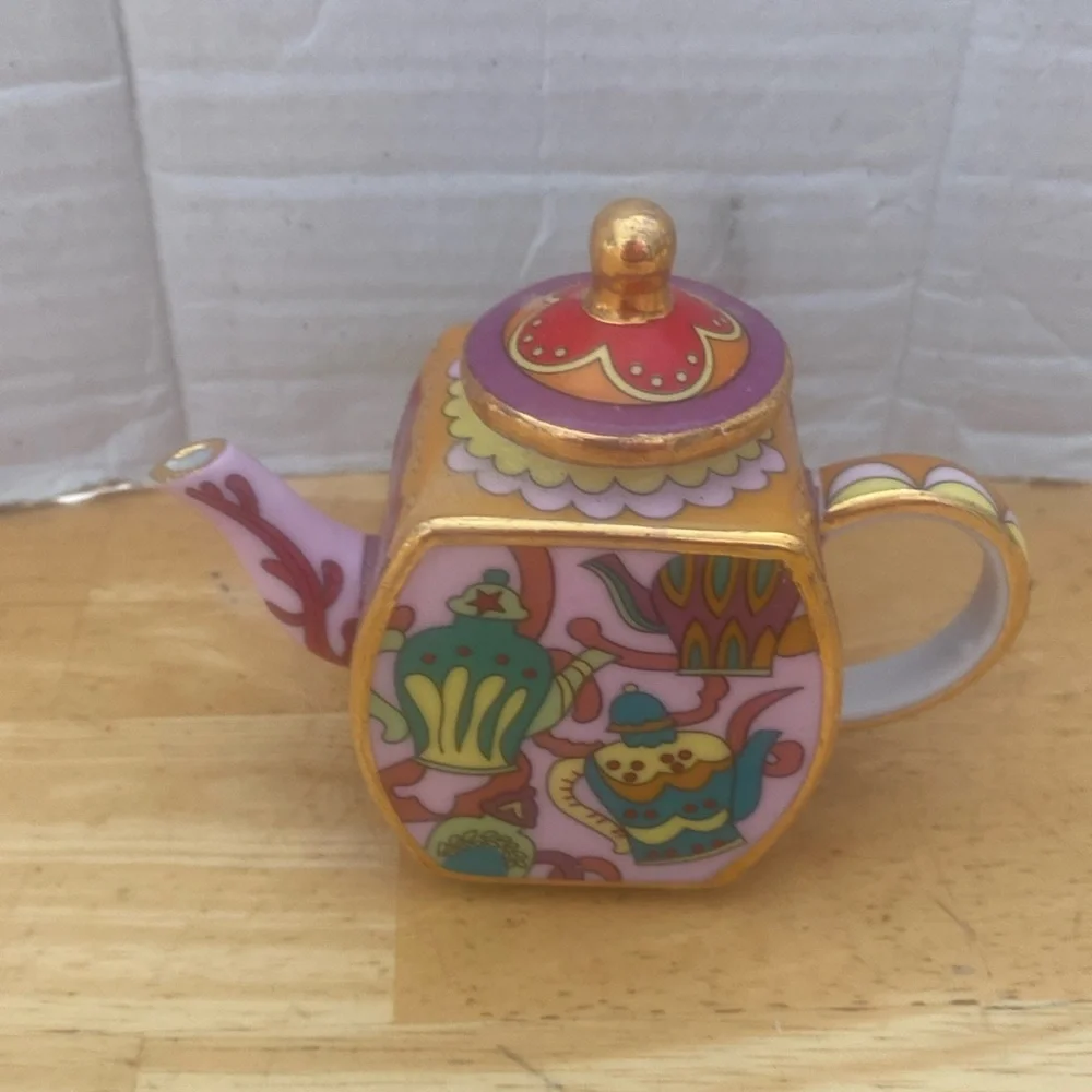 Vintage Vivian Chan miniature teapot 2002 excellent condition pink green